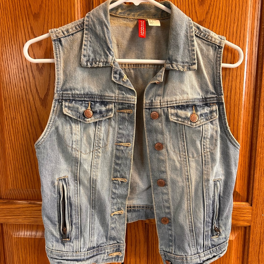 H&M Light Blue Denim Jacket - Vest Casual Collared Jacket Vest, size 6